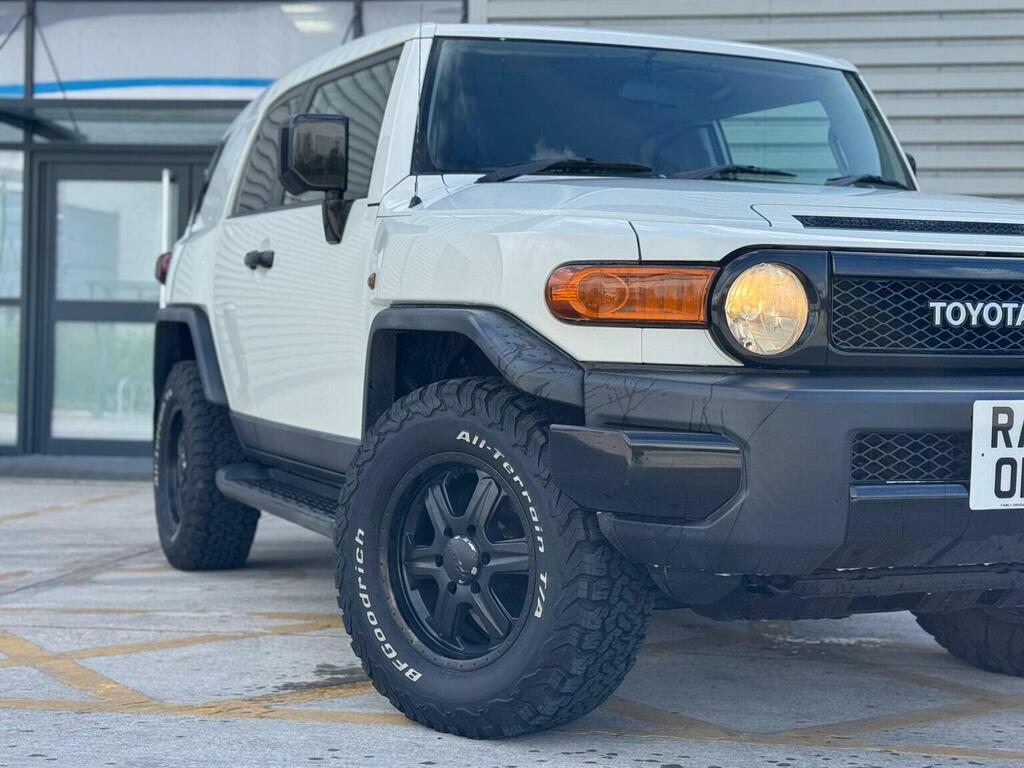 Toyota FJ Cruiser Suv 201161 White #3