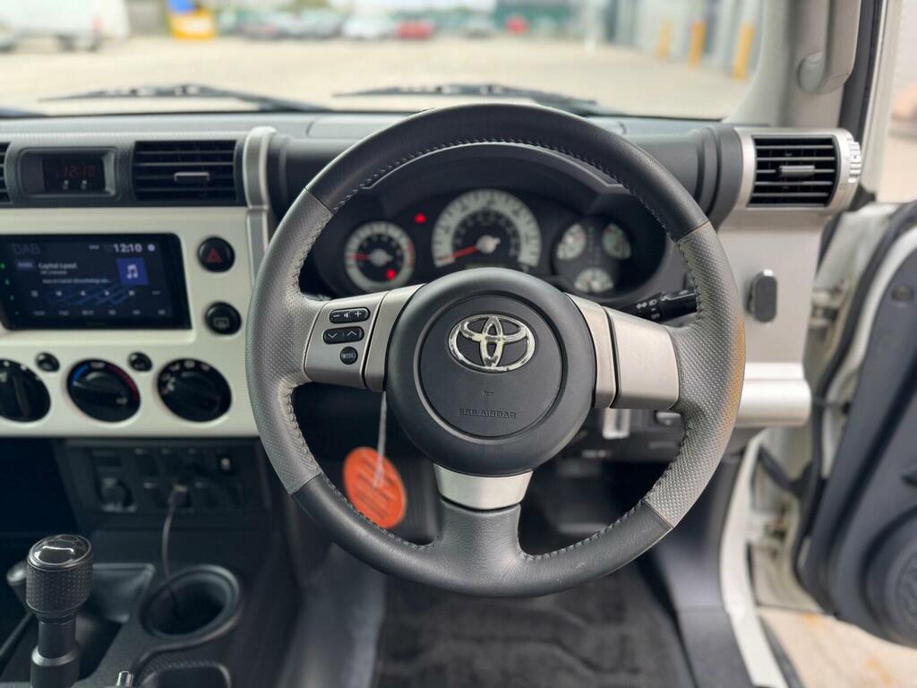 Toyota FJ Cruiser 4.0 V6 Beige #25