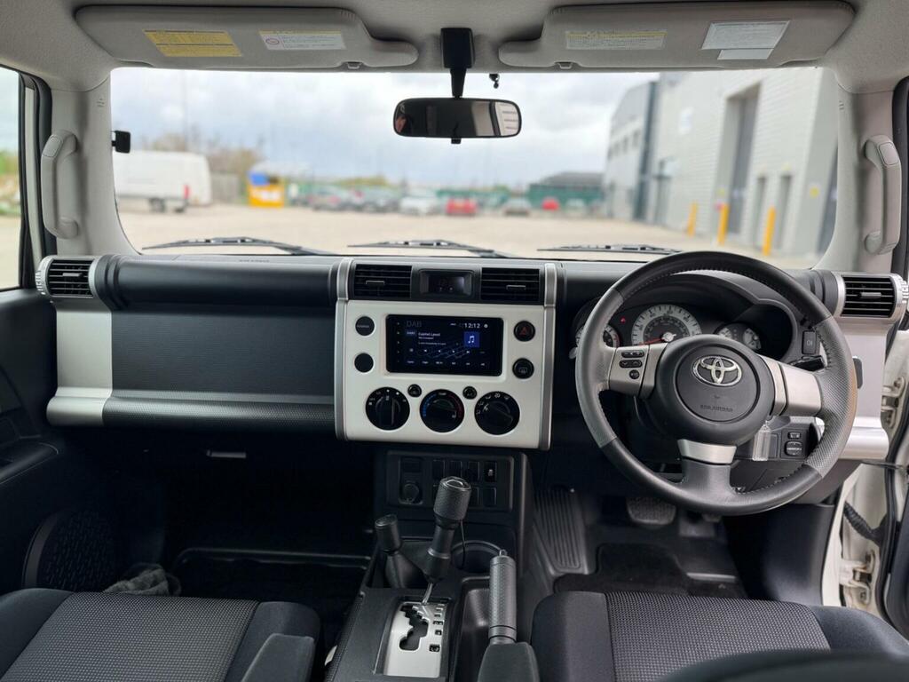 Toyota FJ Cruiser 4.0 V6 Beige #35