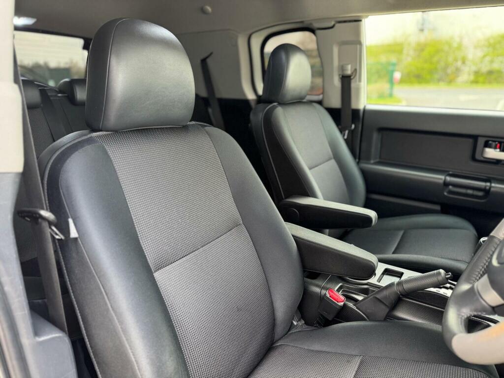 Toyota FJ Cruiser 4.0 V6 Beige #24