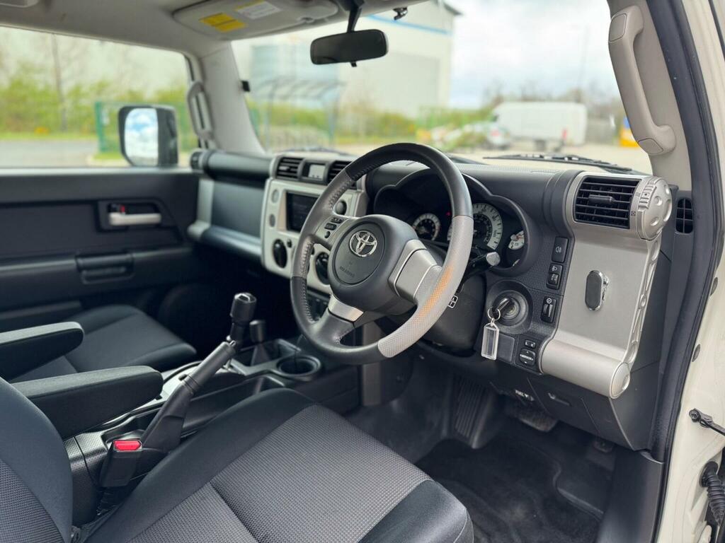 Toyota FJ Cruiser 4.0 V6 Beige #23