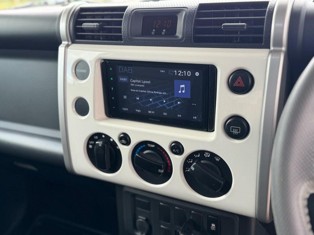 Toyota FJ Cruiser 4.0 V6 Beige #27