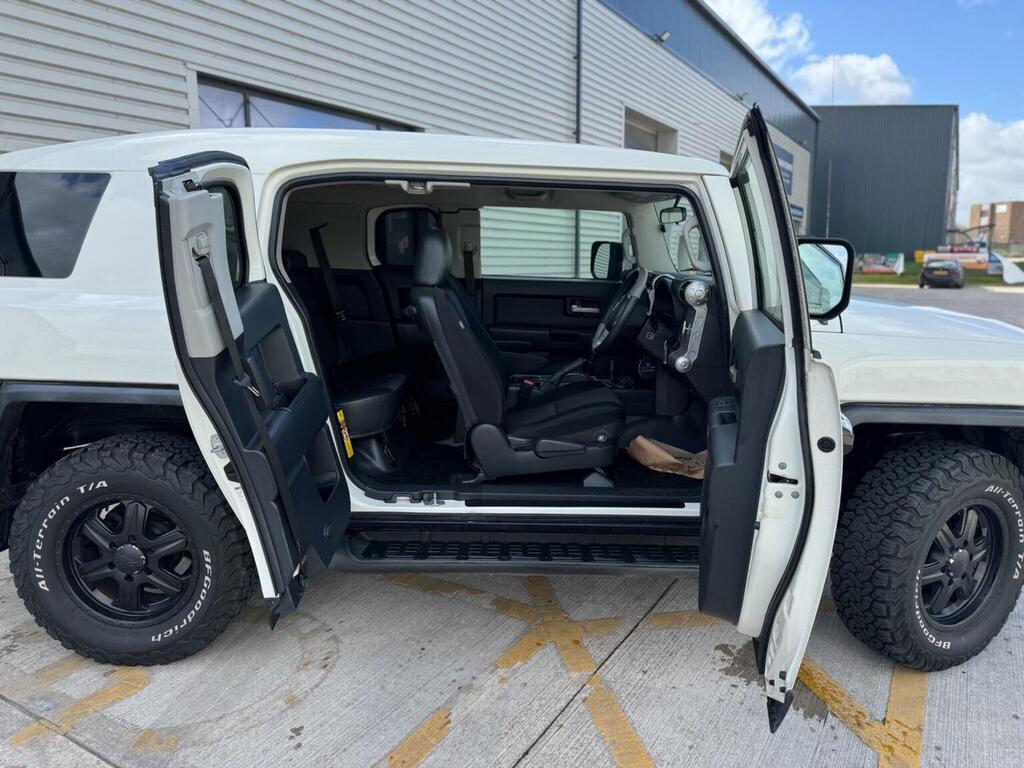 Toyota FJ Cruiser Suv 201161 White #4