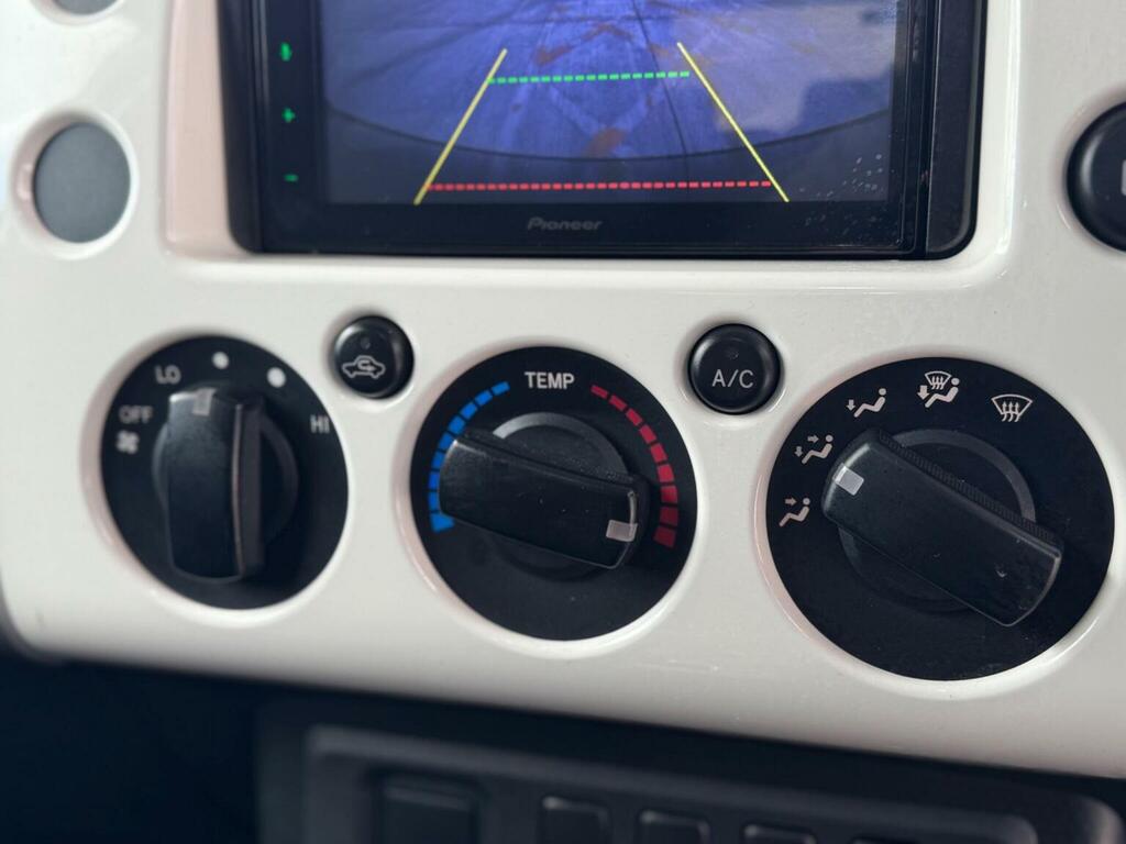 Toyota FJ Cruiser 4.0 V6 Beige #30