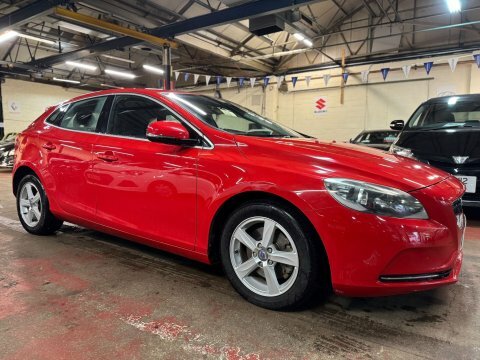 Volvo V40 T4 Se Lux Red #1
