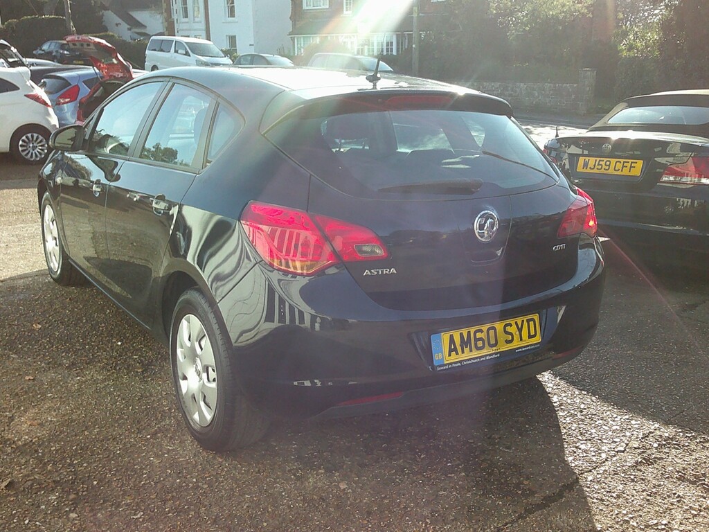 Vauxhall Astra Hatchback 1.7 Cdti Exclusiv 2011 AM60SYD Black #3