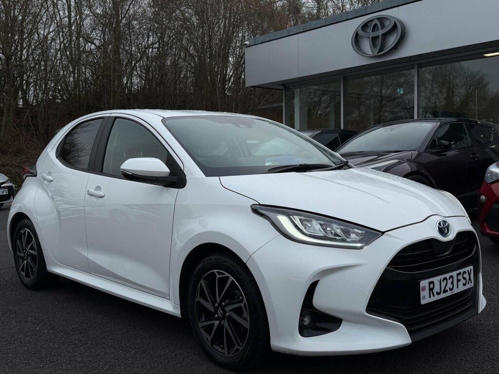 Toyota Yaris 1.5 Hybrid Design Cvt White