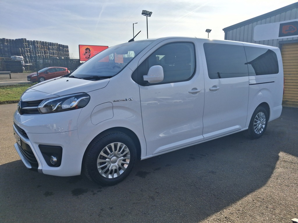 Toyota Proace Verso 2.0D 180 Family Medium Black #1