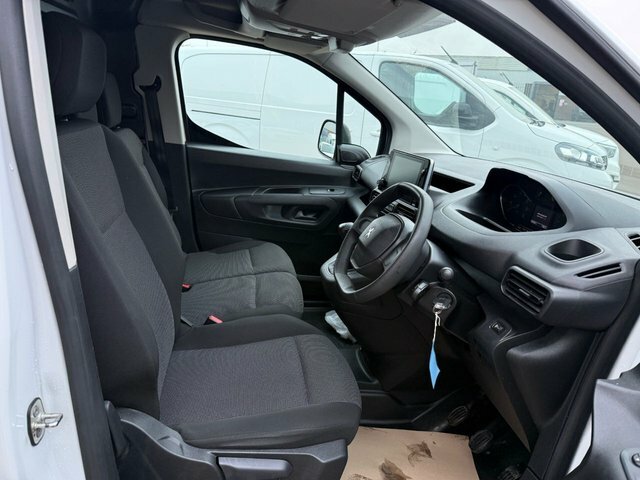 Peugeot Partner Bluehdi 1000 Professional Premium MH73TKO White #3