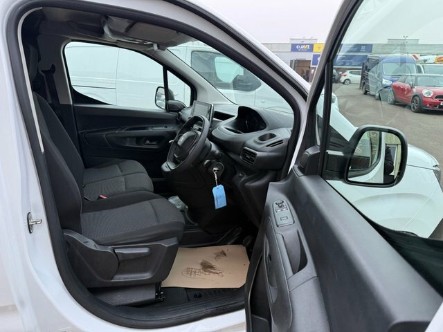 Peugeot Partner Bluehdi 1000 Professional Premium MH73TKO White #4