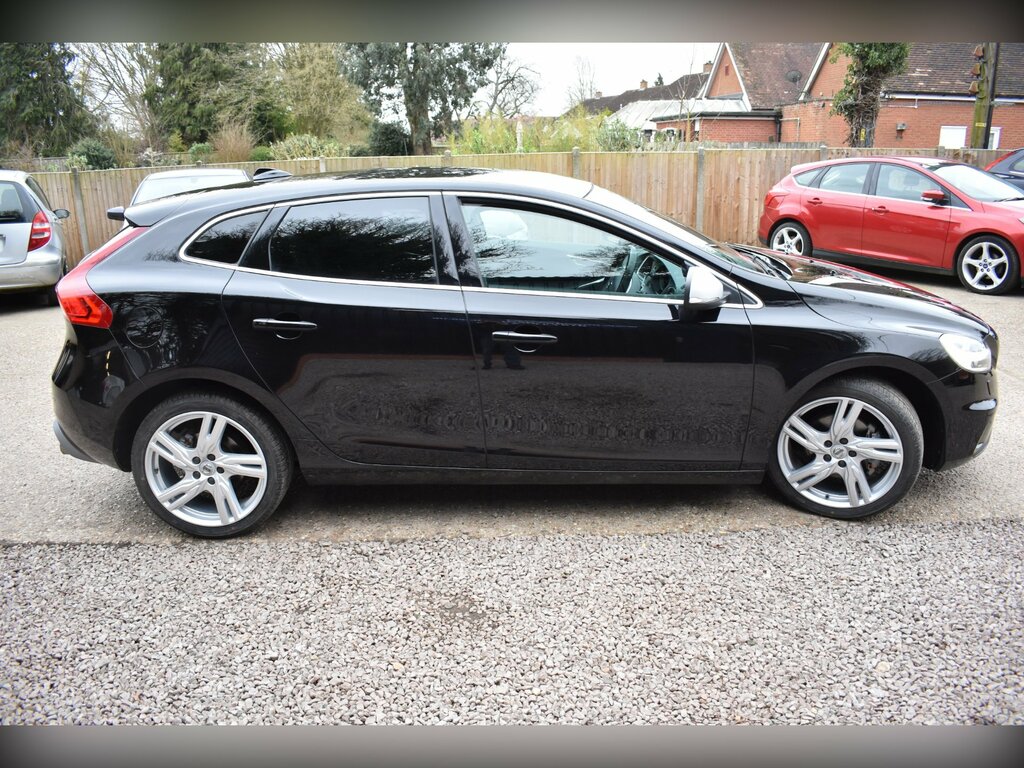 Volvo V40 2.0 T2 R-design Edition Hatchback Manua MC19WJF Black #2