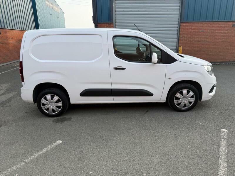 Vauxhall Combo 1.5-Turbo-d-2300-sportive-l1-h1-euro-6-4dr DT70MPE  #2