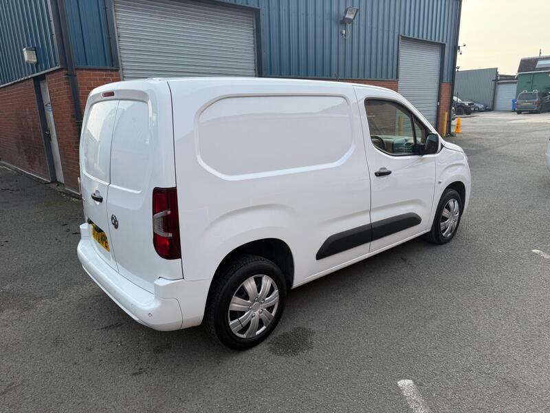 Vauxhall Combo 1.5-Turbo-d-2300-sportive-l1-h1-euro-6-4dr DT70MPE  #3