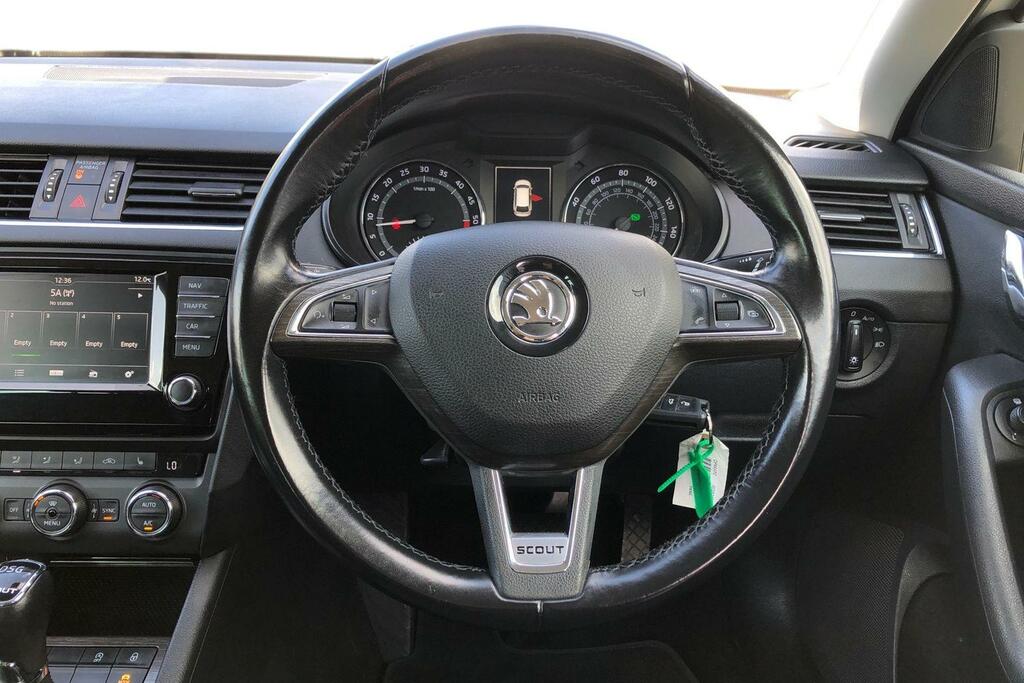 Skoda Octavia 2.0 Tdi Cr 184 Scout 4X4 Dsg White #5