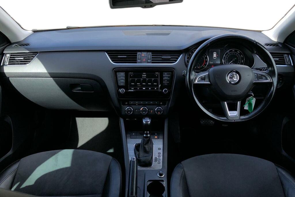 Skoda Octavia 2.0 Tdi Cr 184 Scout 4X4 Dsg White #3