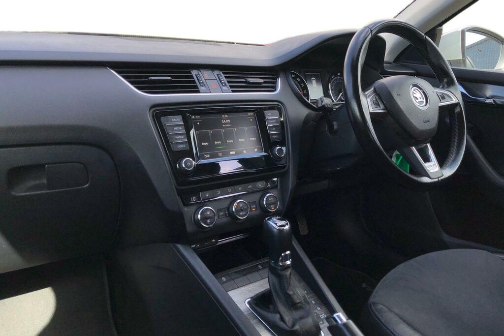 Skoda Octavia 2.0 Tdi Cr 184 Scout 4X4 Dsg White #4