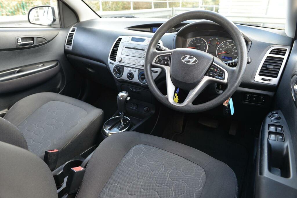 Hyundai I20 1.4 Comfort Euro 5 Silver #2