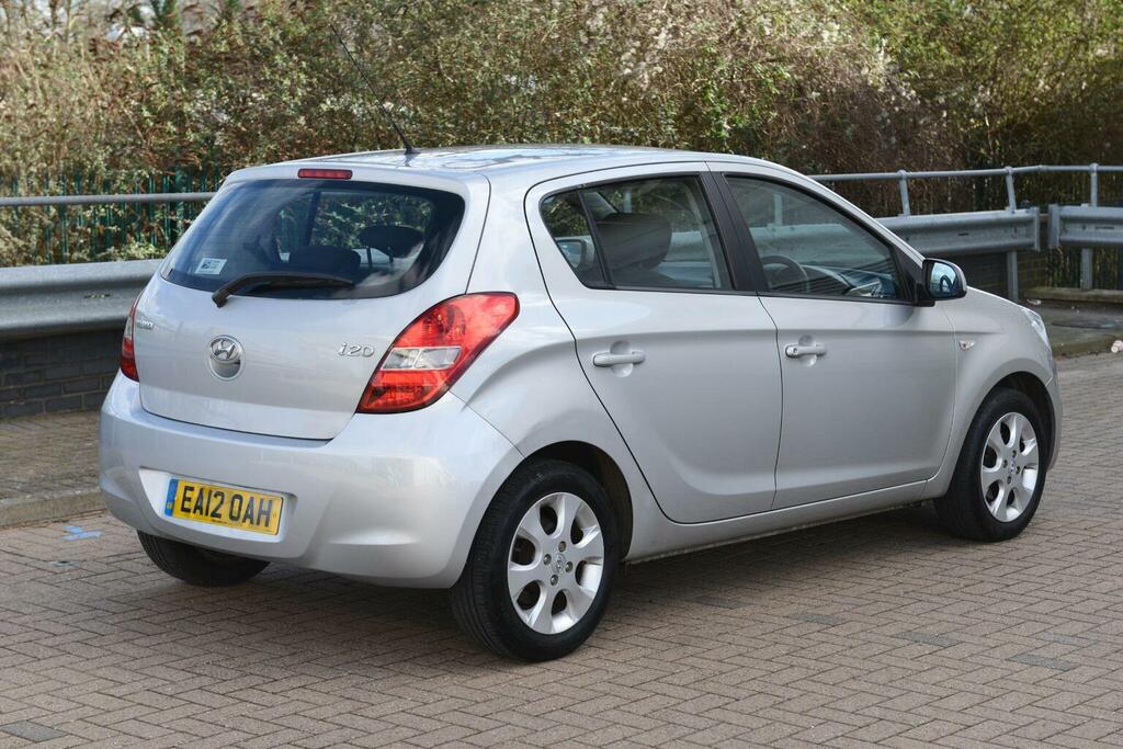 Hyundai I20 1.4 Comfort Euro 5 Silver #4
