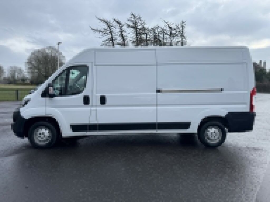 Peugeot Boxer Panel Van 2.2 Bluehdi 335 Professional Premium PY23HTU White #4