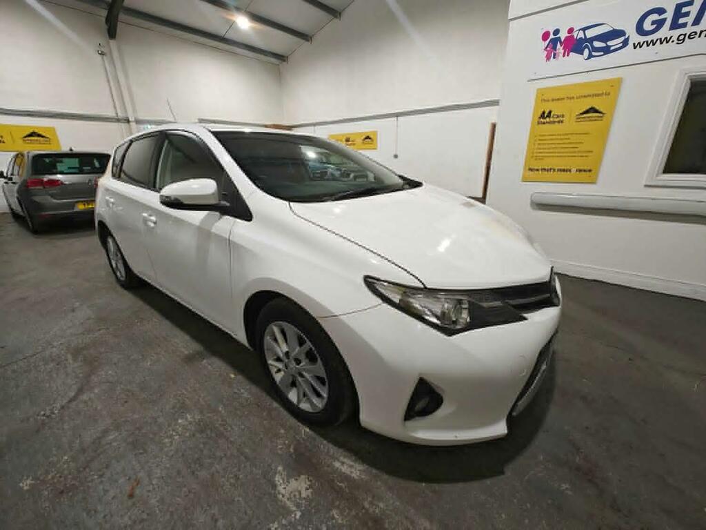 Toyota Auris Hatchback 1.4 D-4d Sport 201313 White #2