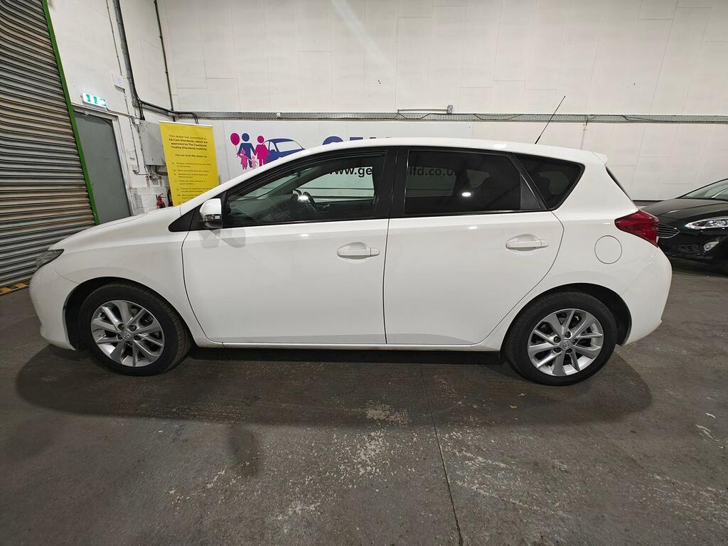 Toyota Auris Hatchback 1.4 D-4d Sport 201313 White #5