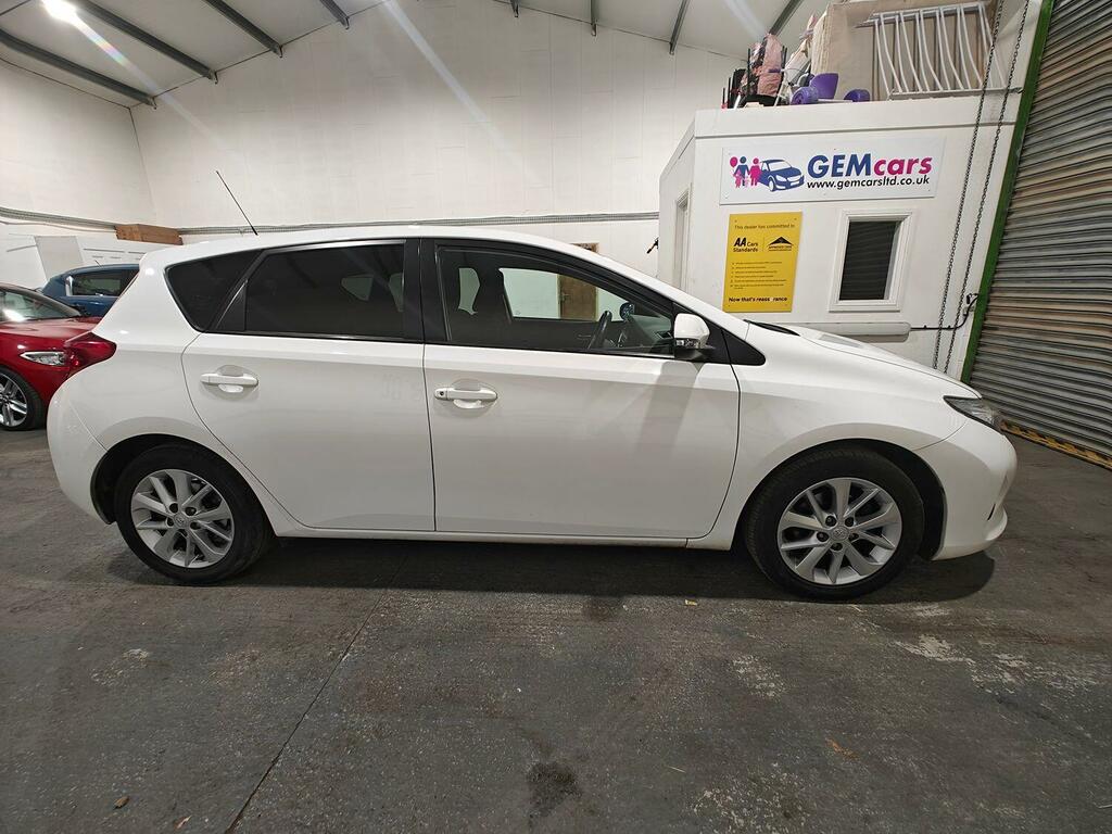 Toyota Auris Hatchback 1.4 D-4d Sport 201313 White #3