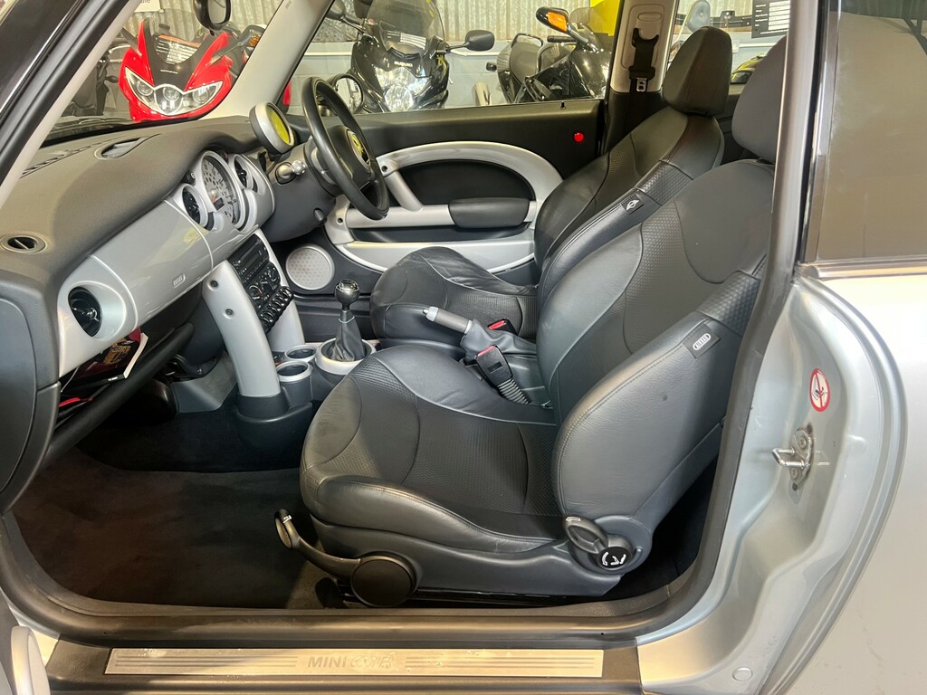 Mini Hatch 1.6 One Yellow #15