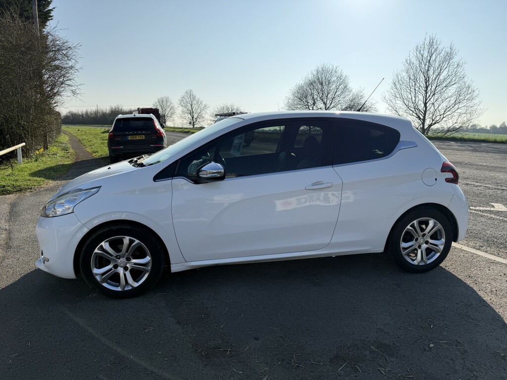 Peugeot 208 Hatchback 1.4 Hdi Allure 2013 WG62ZJN White #5