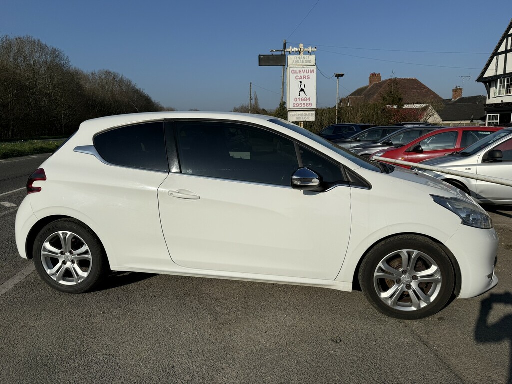 Peugeot 208 Hatchback 1.4 Hdi Allure 2013 White