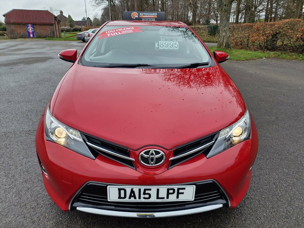 Toyota Auris 1.6 V-matic Icon Plus Hatchback Red