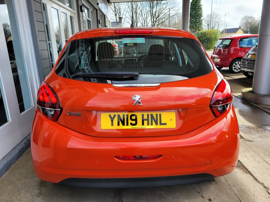 Peugeot 208 Hatchback 1.2 Puretech Signature 202019 YN19HNL Orange #3