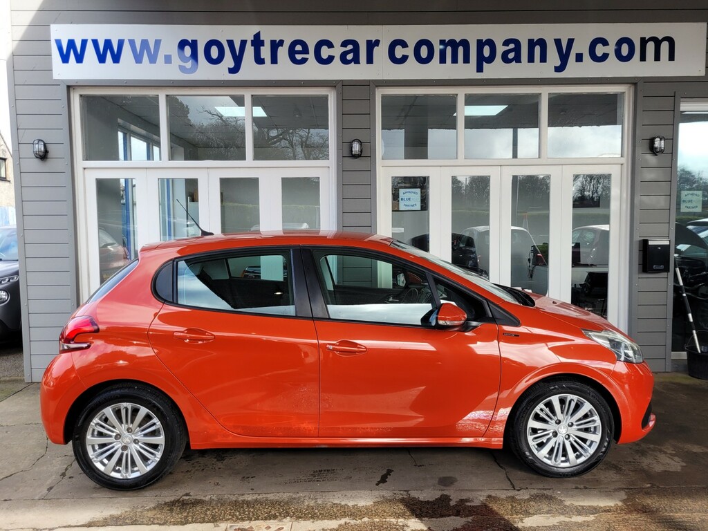 Peugeot 208 Hatchback 1.2 Puretech Signature 202019 YN19HNL Orange #4