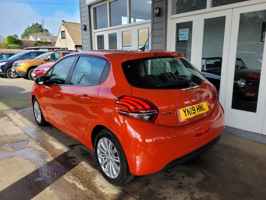 Peugeot 208 Hatchback 1.2 Puretech Signature 202019 YN19HNL Orange #2