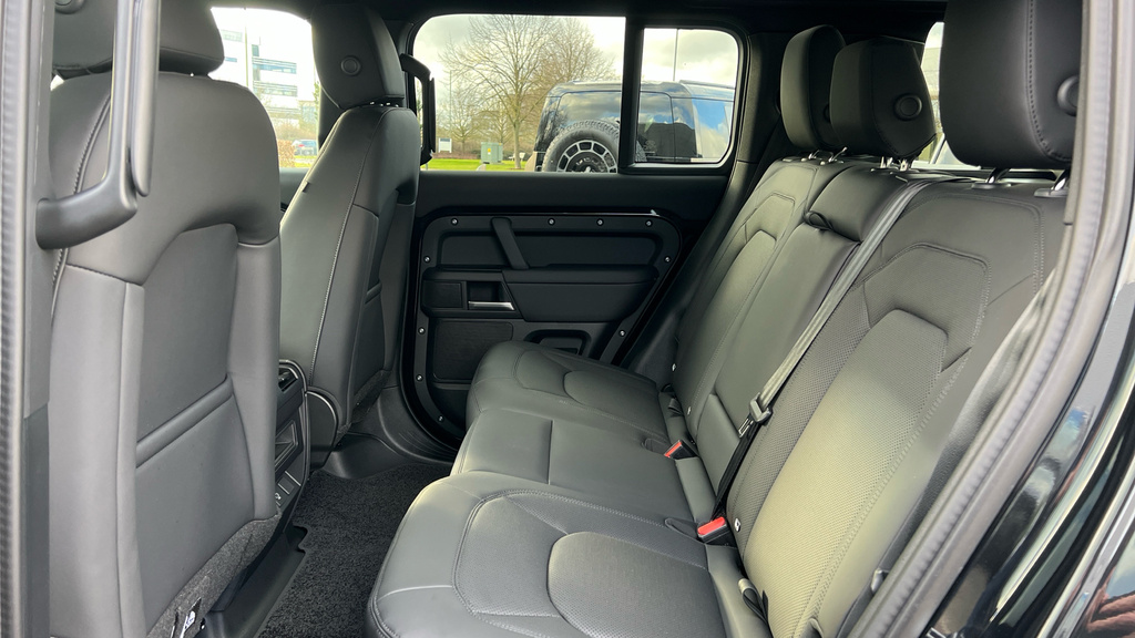 Land Rover Defender 110 X-dynamic Se 110 Matt Edition Black #4