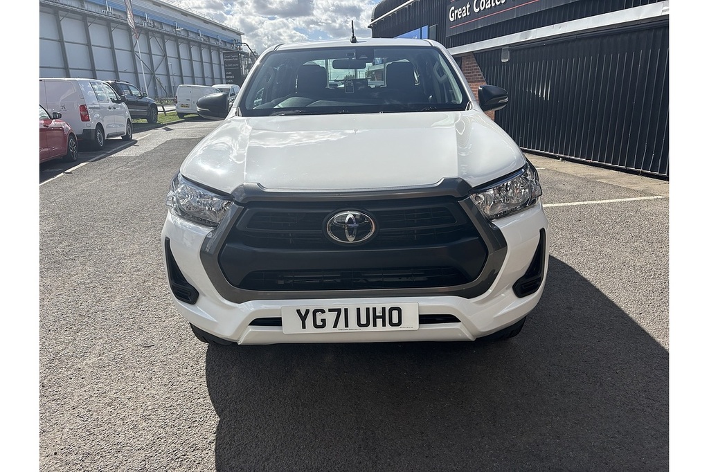 Toyota HILUX D-4d Active U1947 Ulez YG71UHO White #2