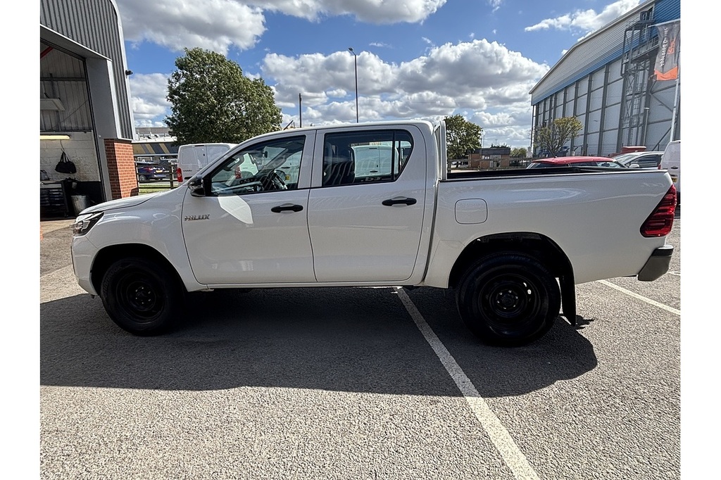 Toyota HILUX D-4d Active U1947 Ulez YG71UHO White #6