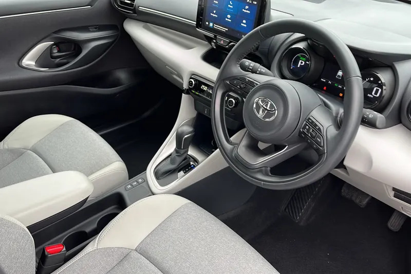 Toyota Yaris 1.5 Hybrid Excel Cvt NJ73MWZ Red #6
