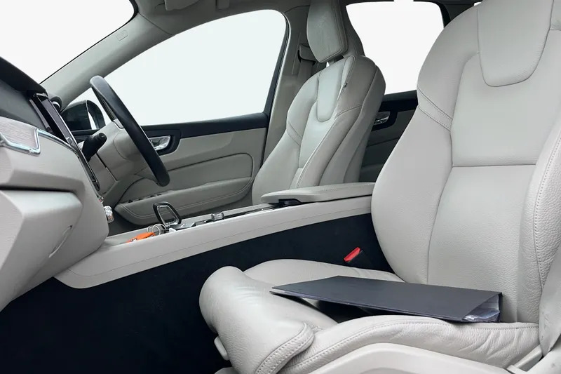 Volvo XC60 2.0 B4d Plus Dark Awd Gear DX23JPJ Blue #2