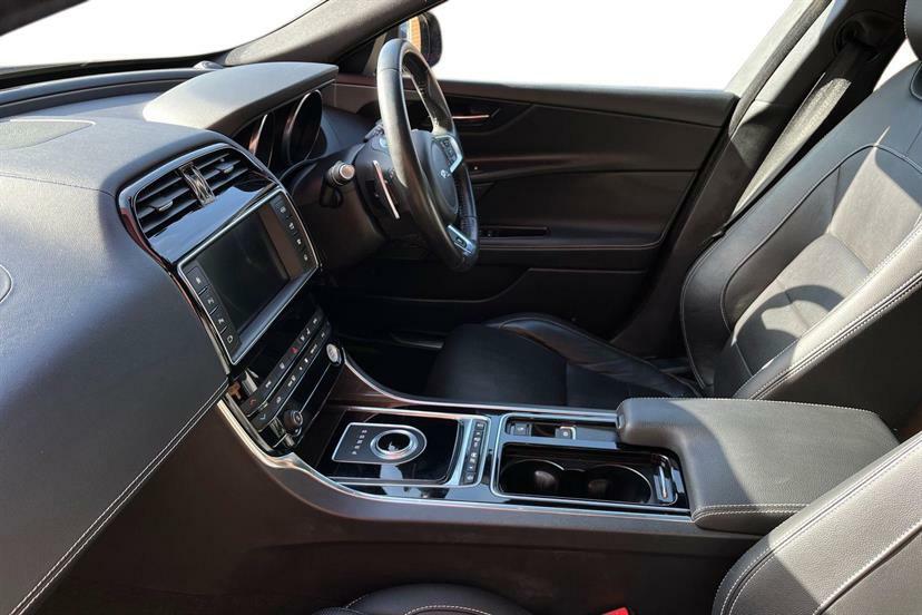 Jaguar XE 2.0D 180 R-sport Black #2