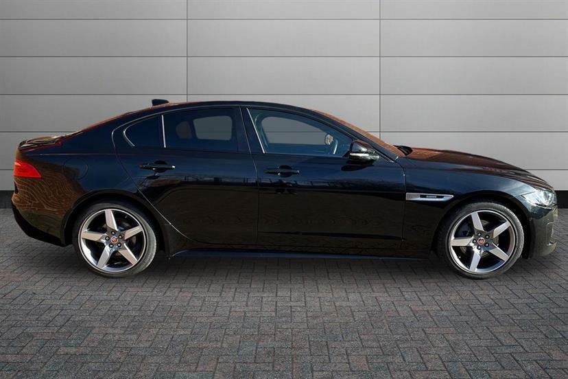 Jaguar XE 2.0D 180 R-sport Black #4