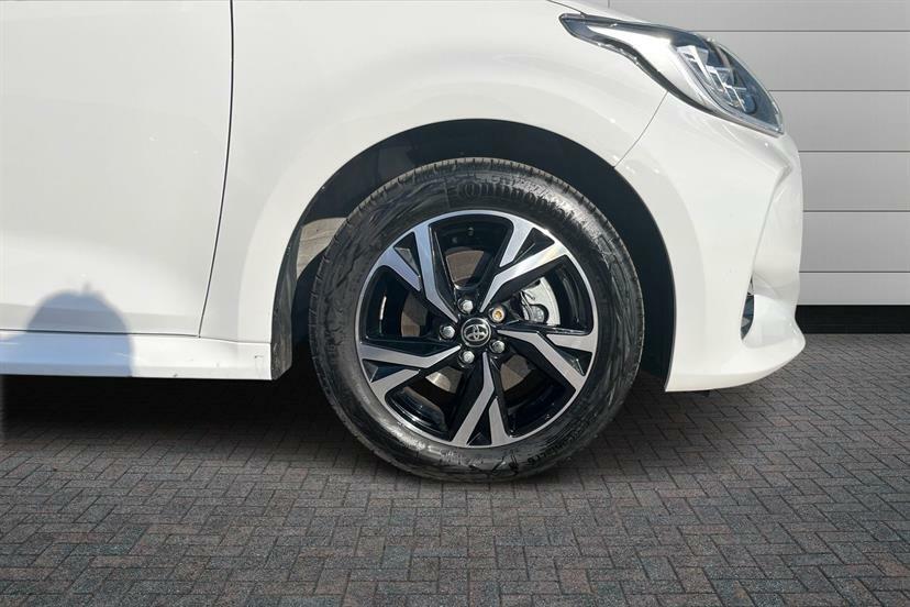 Toyota Yaris 1.5 Hybrid Design Cvt DF25JDK White #5