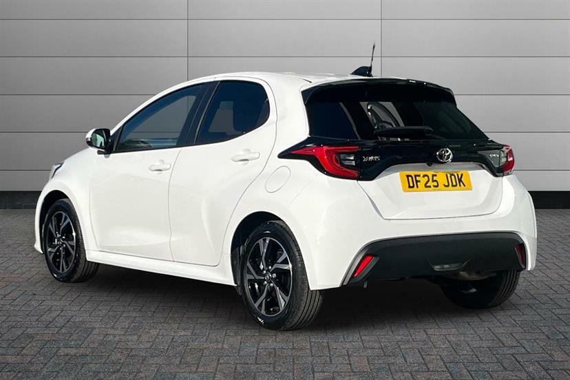 Toyota Yaris 1.5 Hybrid Design Cvt DF25JDK White #3