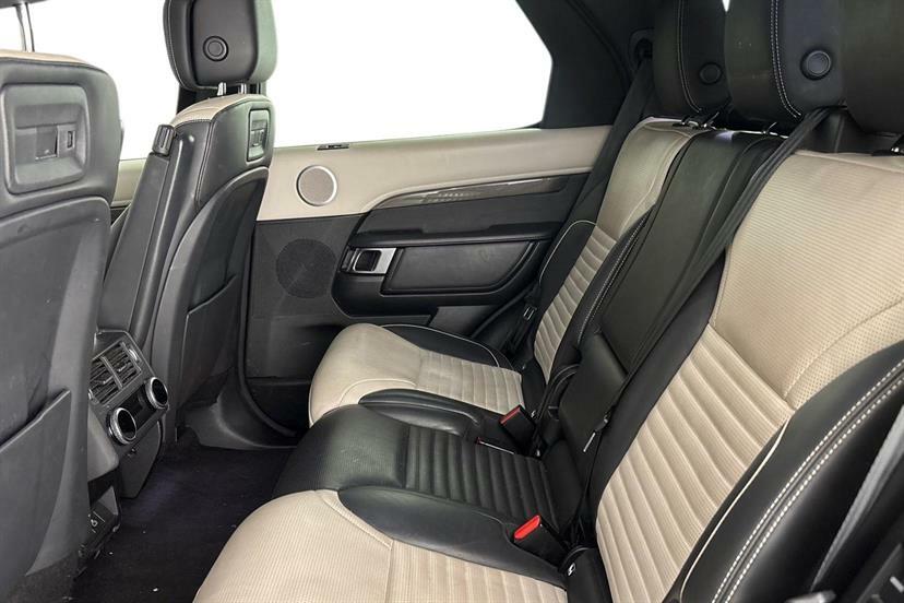 Land Rover Discovery 3.0 D300 Metropolitan Edition KE22PNK Black #4