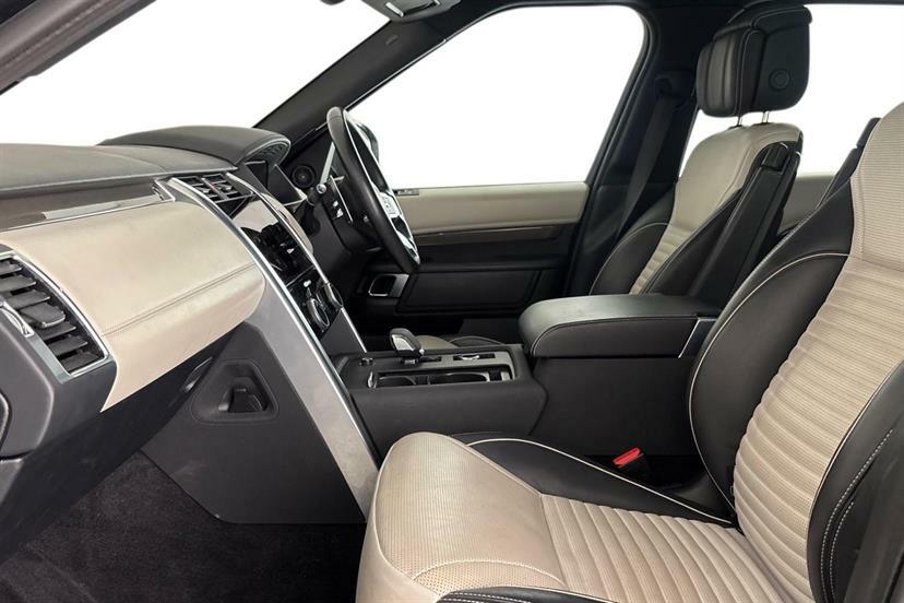 Land Rover Discovery 3.0 D300 Metropolitan Edition KE22PNK Black #3