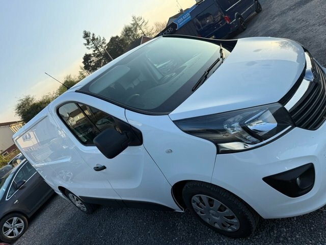 Vauxhall Vivaro Cdti 2700 Biturbo Ecotec DL68XHP White #3