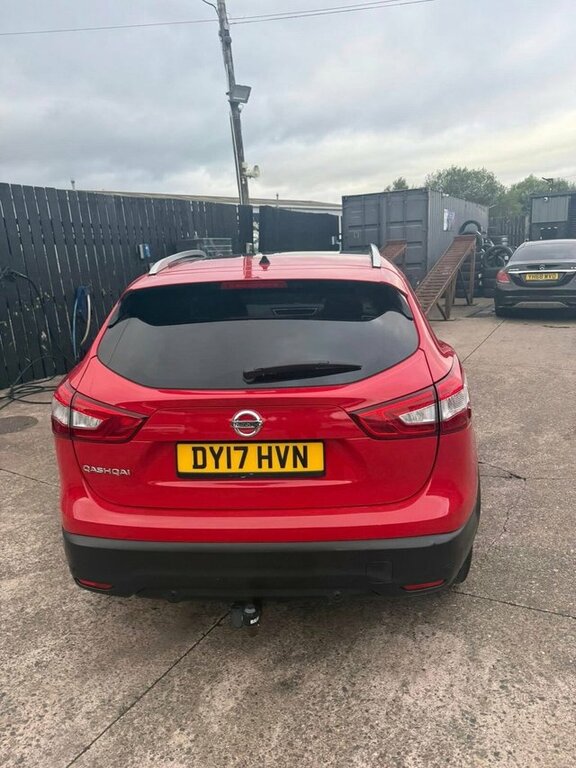 Nissan Qashqai Dci N-vision Suv DY17HVN Red #6