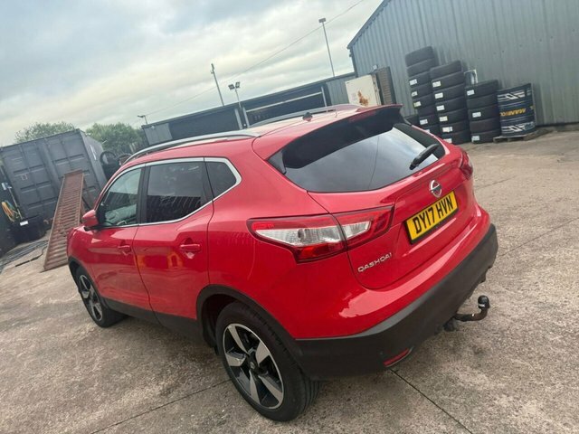 Nissan Qashqai Dci N-vision Suv DY17HVN Red #4