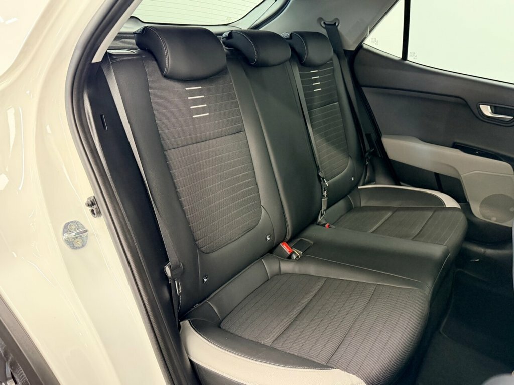 Kia Stonic Suv White #4
