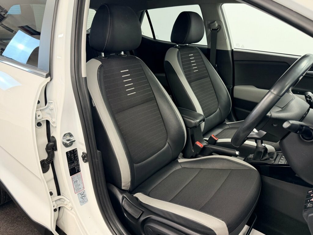 Kia Stonic Suv White #3