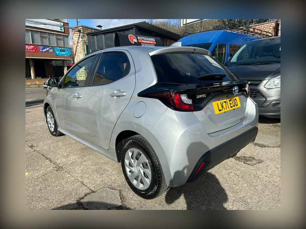 Toyota Yaris 1.5 Vvt-h Design E-cvt Euro 6 Ss LK71EUO Silver #4